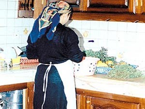 خادمة آسيوية تطلب الزواج من شقيق مخدومتها