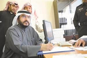 سعدون حماد في ادارة الانتخابات امس معلنا ترشحه