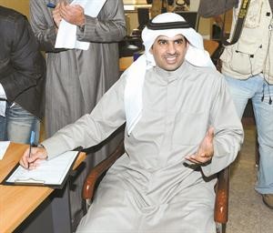 خالد الطاحوس مقدما اوراق ترشحه للانتخابات 