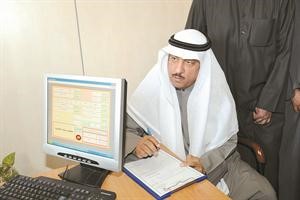 مسلم البراك يملا استمارة الترشح للانتخابات 