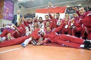 لاعبو منتخب مصر يحتفلون بذهبية مسابقة الكرة الطائرة	افپ﻿