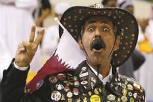  مشجع قطري بـ تقليعات غريبة يشجع منتخب بلاده لكرة السلة
