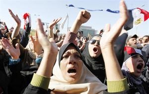 جانب من تظاهرة جمعة رد الشرف في ميدان التحرير امس افپ