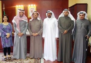 الشيخ عزام الصباح خلال لقائه المشاركين في المهرجان
