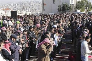 متظاهرن سوريون يؤدون صلاة الجمعة امام سفارة بلادهم في عمان