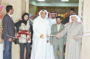 جاسم اليعقوب وعبدالرسول سلمان يفتتحان المعرض﻿