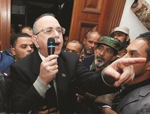 رئيس الوزراء عبدالرحيم الكيب محاولا تهدئة الثوار خلال احتجاجاتهم امس الاول 		 رويترز﻿