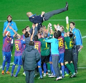 لاعبو برشلونة يحملون مدربهم جوسيب غوارديولا عقب الفوز بكاس العالم للاندية افپ
