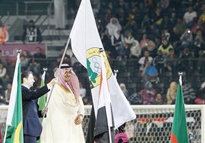 الامير نواف بن فيصل يسلم علم الدورة الى وزير الرياضة اللبناني فيصل كرامي افپ

