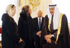 مبعوث صاحب السمو الامير خلال تقديم واجب العزاء﻿