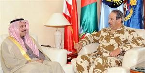 المشير خليفة بن احمد ال خليفة خلال لقائه السفير الشيخ عزام الصباح﻿