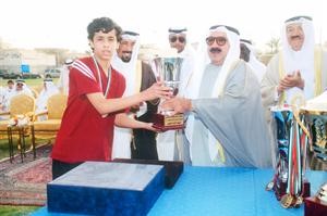 الشيخ ناصر صباح الاحمد يسلم الكاس للفائز في بطولة سابقة﻿