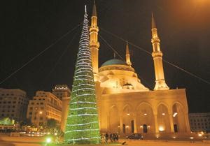 اضاءة شجرة الميلاد امام مسجد الامين في قلب بيروت امس الاول	محمود الطويل﻿