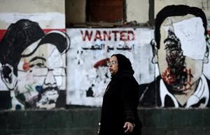 مصرية تمر امام جدار في ميدان التحرير امس افپ