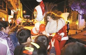 ميريام فارس في زي بابا نويل توزع الهدايا في شوارع بيروت﻿