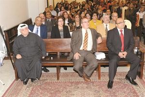 القس عمانويل غريب متقدما الحضور