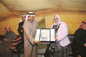  وعبدالرحمن العقل مكرما كاملة العياد﻿
