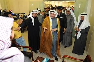 وزير الاعلام الشيخ حمد جابر العلي متفقدا ادارة شؤون الانتخابات امس﻿