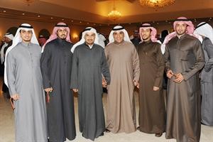 د انور الشريعان مستقبلا بعض ابناء الدائرة الاولى