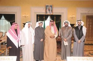 سمو ولي العهد الشيخ نواف الاحمد مستقبلا عادل اليحيى ورائد الماجد وعيسى اليحيى وناصر الرقم وعبدالعزيز اليحيى﻿