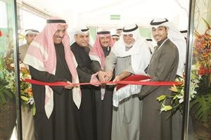 عادل الماجد وكبار الشخصيات اثناء قص الشريط﻿