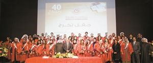لقطة جماعية لخريجي بنك الخليج خلال الحفل ويتوسطهم سرور السامرائي الاول من اليسار وسليم شيخ الثاني من اليسار﻿