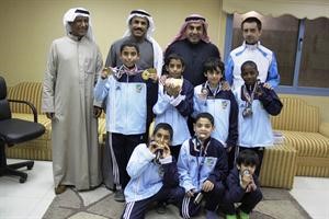 عبدالله الطريجي مع لاعبي الجمباز