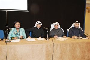 شعيب المويزري وحمد الدلال ودهيلة المكيمي خلال الندوة قاسم باشا
