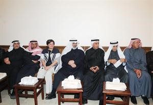 عادل الصرعاوي متوسطا داسيل العوضي وصالح الفضالة ودسعد الهاشل وبعض الحضور﻿