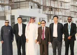 الوفد الصيني اثناء زيارته لمشروع ديار المحرق﻿