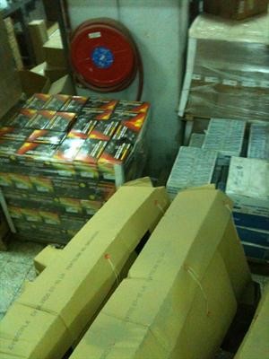 احد المخازن وقد بدت البضائع تعوق خراطيم الاطفاء 