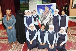 وكيلة التعليم العام منى اللوغاني تتوسط الطالبات في فعالية لا للعنف نعم للتسامح﻿