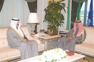 سمو ولي العهد الشيخ نواف الاحمد خلال لقائه الشيخ محمد الخالد﻿