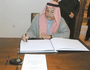 الشيخ علي الجراح يسجل كلمة في سجل التعازي في السفارة الكورية

