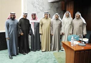 جانب من الاعضاء قبل الجلسة مع مدير عام البلدية بالوكالة محمد العتيبي فريال حماد
