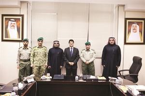 المقدم جمال المطوع مع ممثلي مونيتور وبالاديوم
