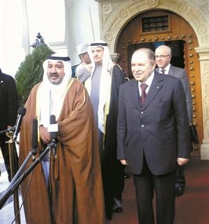 الشيخ ناصر صباح الاحمد خلال لقائه الرئيس الجزائري عبدالعزيز بوتفليقة﻿