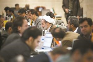 رجل دين ايراني يتقدم باوراق ترشحه للانتخابات البرلمانية امس الاول	افپ﻿