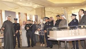 عصام الصقر مع وفد ادارة الاطفاء خلال جولتهم في المعرض﻿