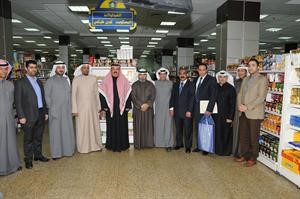 الدويهيس والمشاركون في افتتاح مهرجان التعاون
