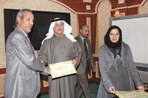 طيبة الرويح ومحمد الشمالي خلال التكريم ويبدو مدحت سلام﻿