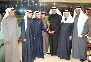 الشيخ علي الحمود يسلم الكاس لعميد اسطبل النصف﻿