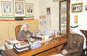 القس عمانويل غريب يتحدث للزميل عبدالكريم العبدالله﻿