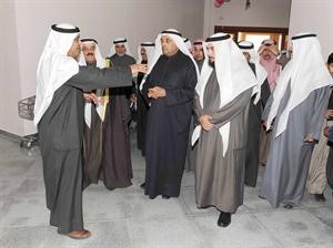 محمد الكندري ودجمعان الحربش وعبدالرحمن العنجري خلال جولة في الجمعية
