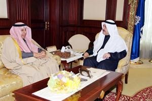 الشيخ احمد الحمود لدى استقباله سفير المملكة العربية السعودية عبدالعزيز الفايز﻿