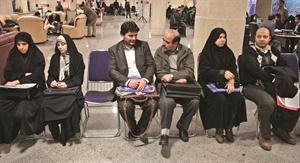 ايرانيون ينتظرون دورهم في وزارة الداخلية لتسجيل اسمائهم كمرشحين للانتخابات البرلمانية المقبلة 	اپ﻿