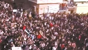 صورة بثها ناشطون لالاف المتظاهرين في حمص