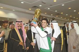 سمو ولي العهد الشيخ نواف الاحمد يسلم كاس البطولة الى كابتن العربي محمد جراغ والى جانبه جمال الكاظمي هاني الشمري