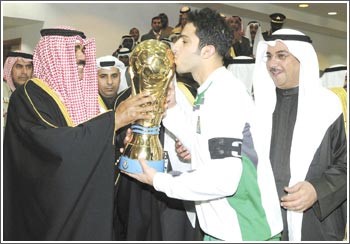 محمد جراغ يقبل الكاس والى جانبه جمال الكاظمي خلال تسلمهما كاس ولي العهد من سمو الشيخ نواف الاحمد امسهاني الشمري