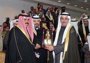 سمو ولي العهد الشيخ نواف الاحمد يتسلم درعا تذكارية من جمال الكاظمي 	كمال مهدي﻿